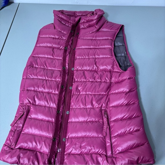 GAP Women's Small Down Puffer Vest Eggplant Full Zip Button Packable Pockets - Picture 3 of 10